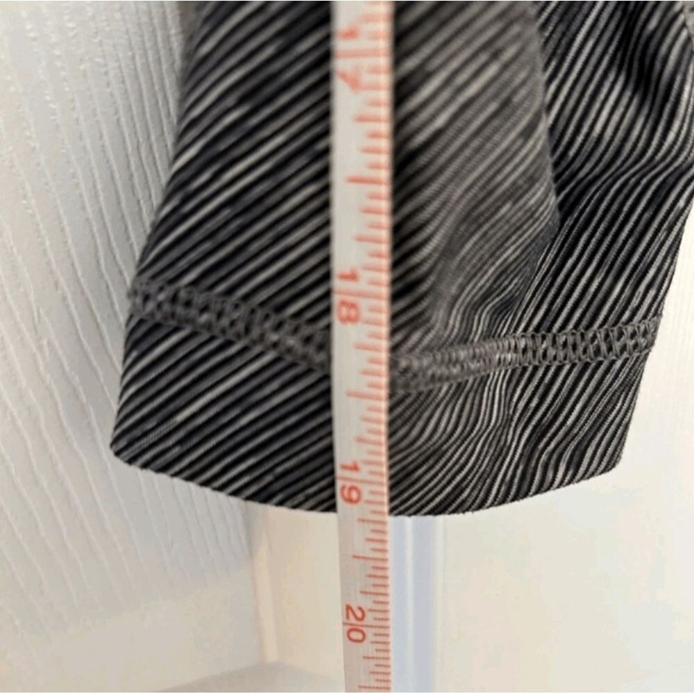 Lululemon cropped legging sheer side panel zippered pocket in back size 4 - Picture 11 of 15